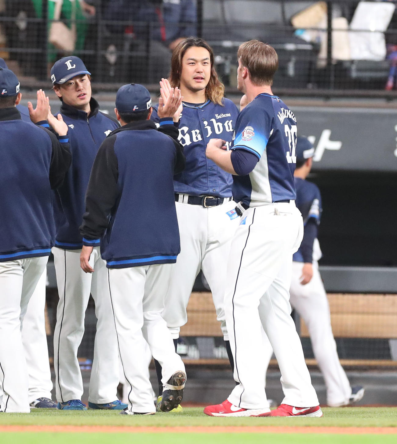 日本ハム対西武　試合終了後、ナインを出迎える西武高橋（撮影・佐藤翔太）
