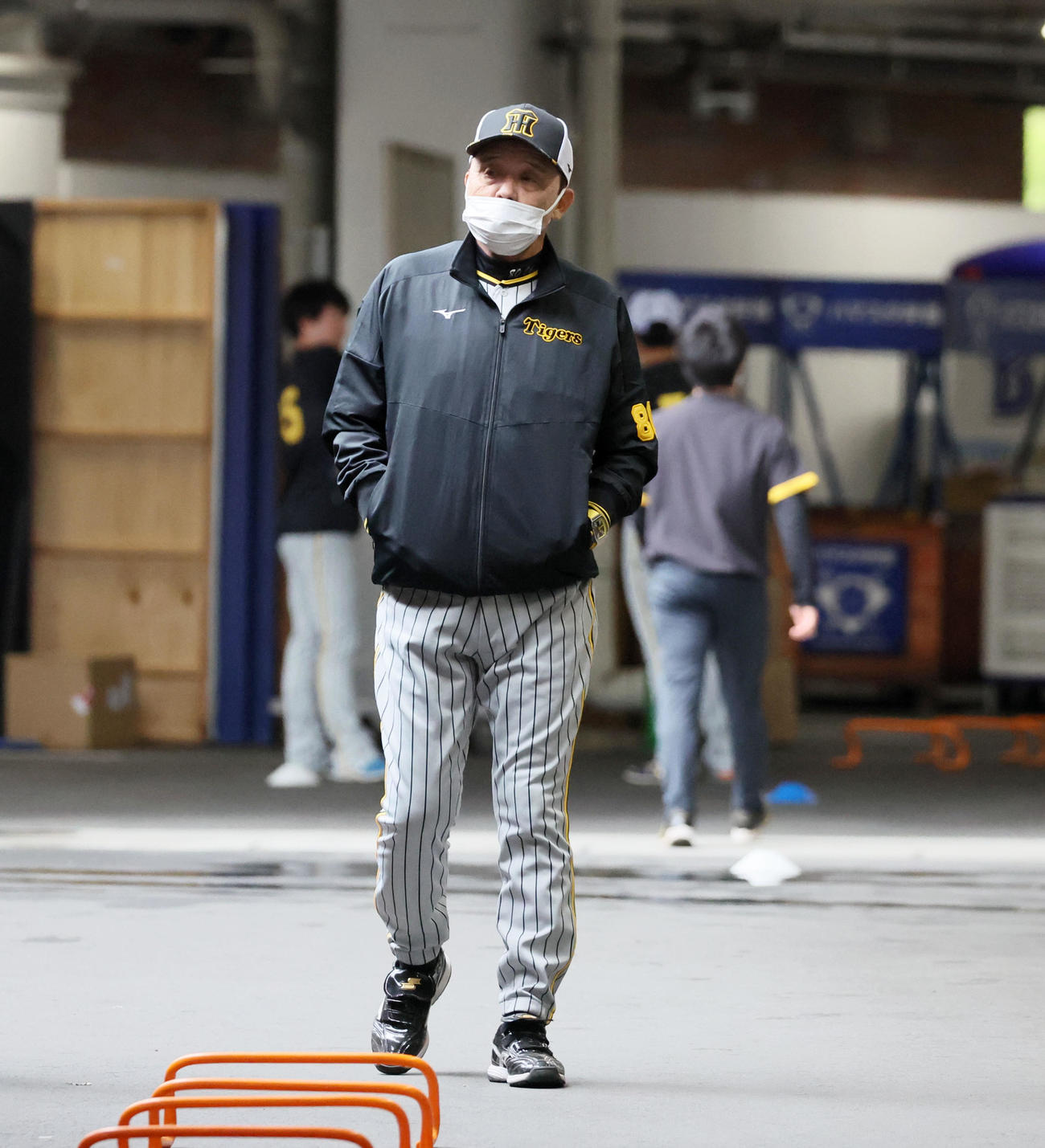 DeNA対阪神　雨で中止となり駐車場でのウオーミングアップを見る岡田監督（撮影・加藤哉）