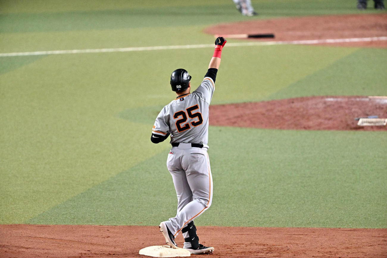 中日対巨人　9回表巨人2死一、二塁、岡本和は2点適時二塁打を放ちベンチに向かいガッツポーズする（撮影・滝沢徹郎）
