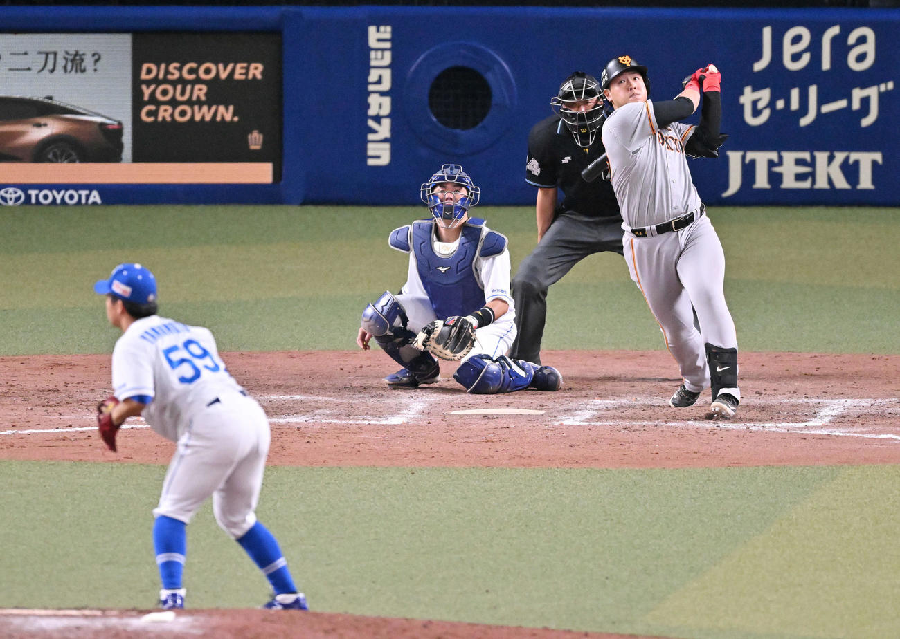 中日対巨人　9回表巨人2死一、二塁、岡本和は2点適時二塁打を放つ。投手山本（撮影・滝沢徹郎）