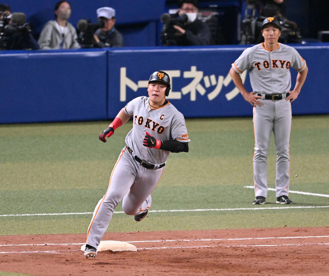 中日対巨人　9回表巨人2死一、二塁、岡本和は2点適時二塁打を放ち一塁を回る（撮影・滝沢徹郎）