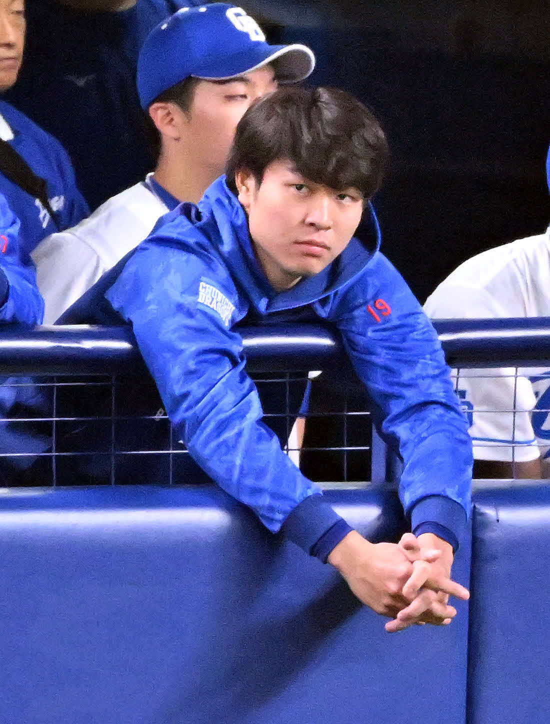 中日対巨人　9回裏、ベンチで浮かない表情の中日高橋宏（撮影・滝沢徹郎）