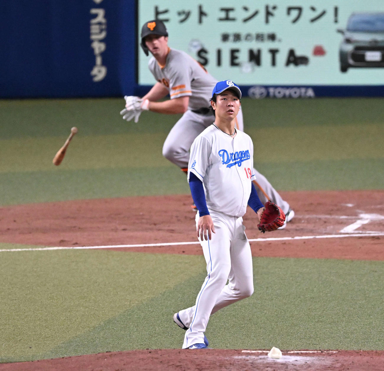 中日対巨人　2回表巨人無死満塁、グリフィン（後方）に中犠飛を浴びる高橋宏（撮影・滝沢徹郎）