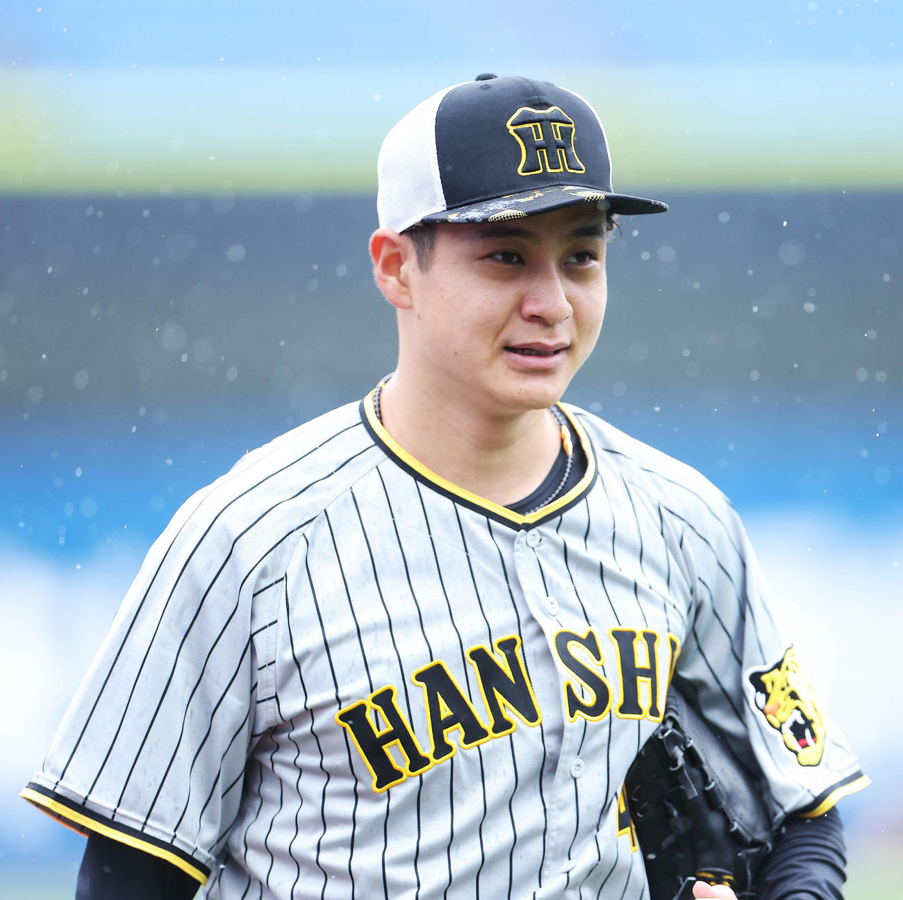 DeNA対阪神　雨の中移動する阪神大竹（撮影・河田真司）