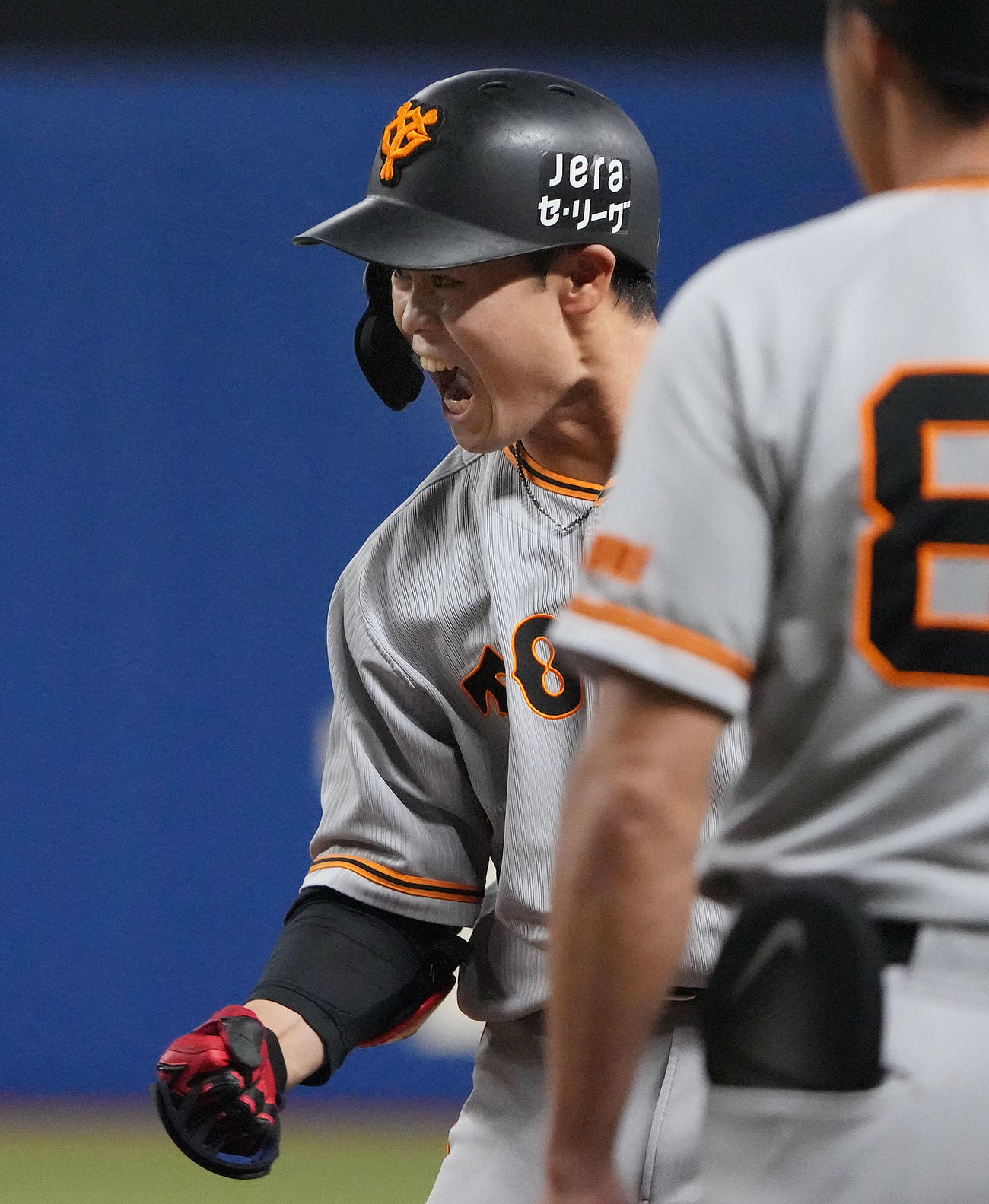 中日対巨人　2回表巨人無死満塁、先制の中前適時打を放ちほえる中山（撮影・森本幸一）