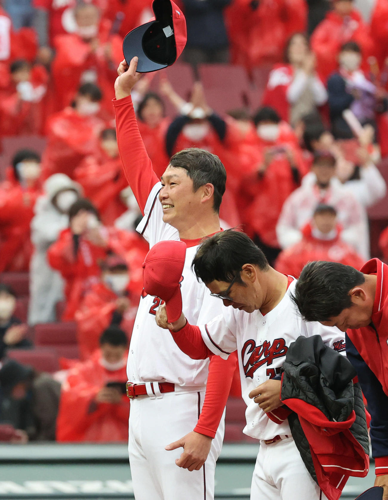 広島対ヤクルト　サヨナラ勝利を喜ぶ新井監督（撮影・加藤孝規）
