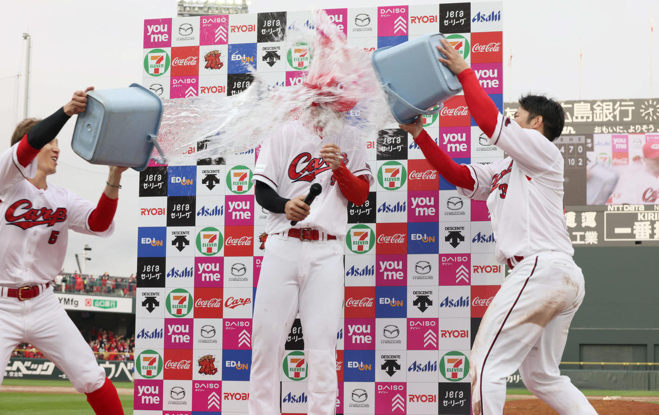 広島対ヤクルト　お立ち台で西川（左）と坂倉（右）から手荒い祝福を受ける秋山（撮影・加藤孝規）