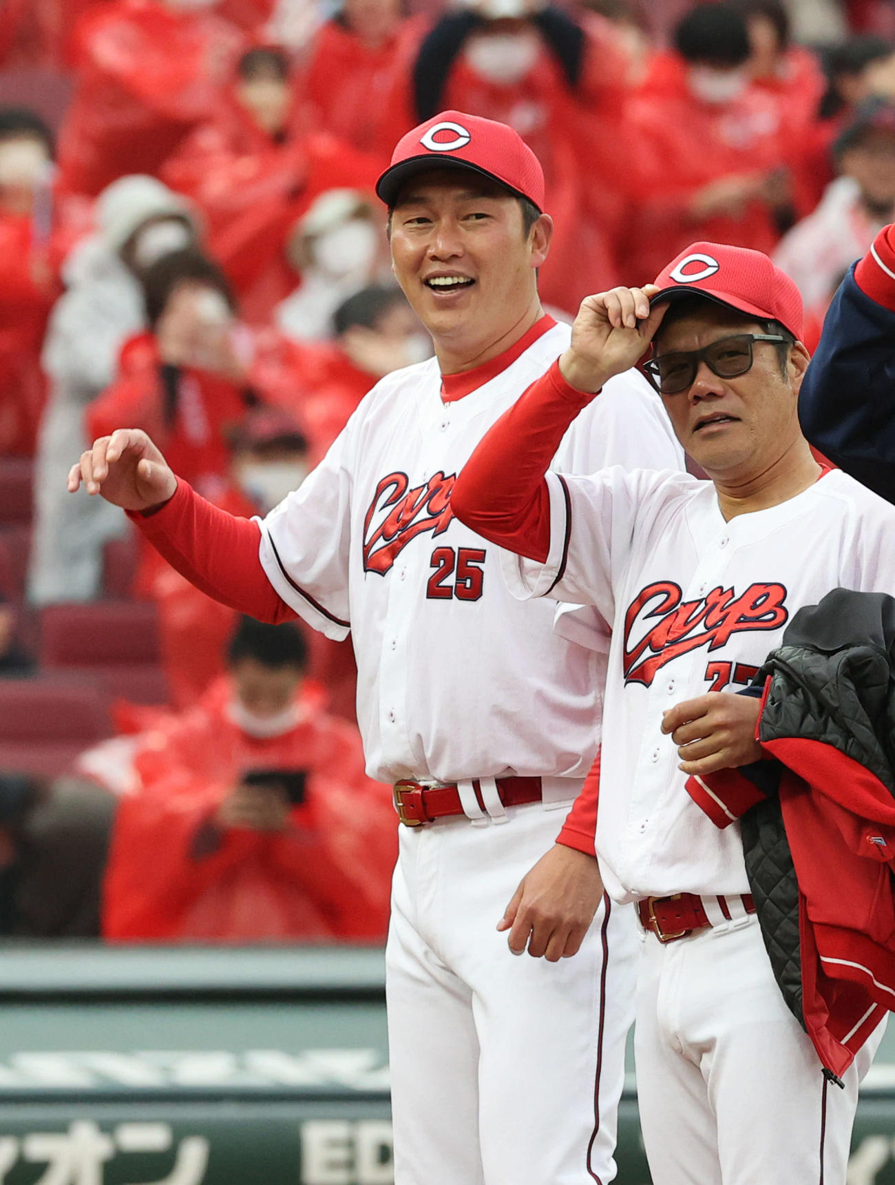 広島対ヤクルト　サヨナラ勝利を喜ぶ新井監督（撮影・加藤孝規）