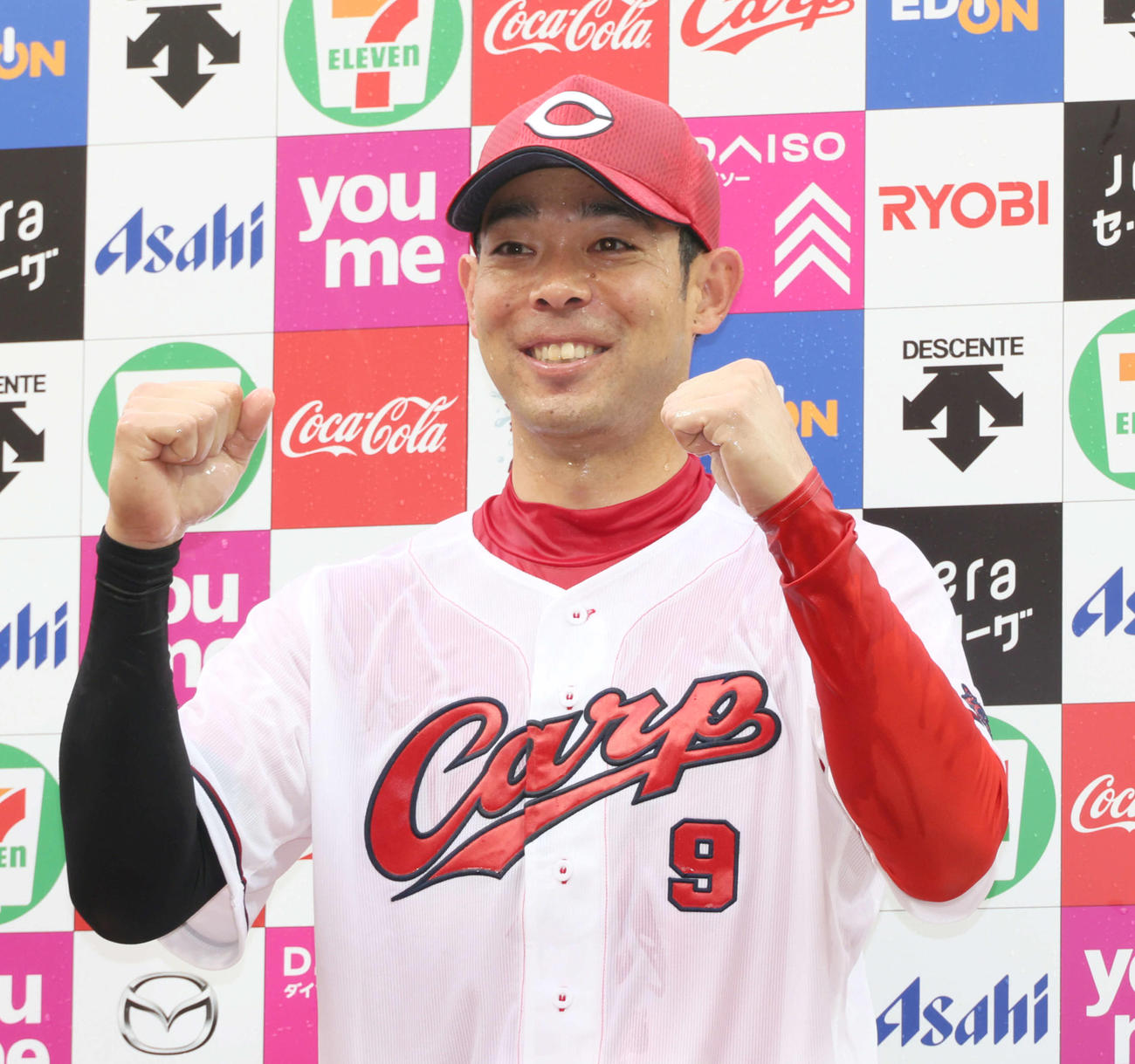 お立ち台でびしょぬれのまま、ポーズを決める広島秋山翔吾（撮影・加藤孝規）
