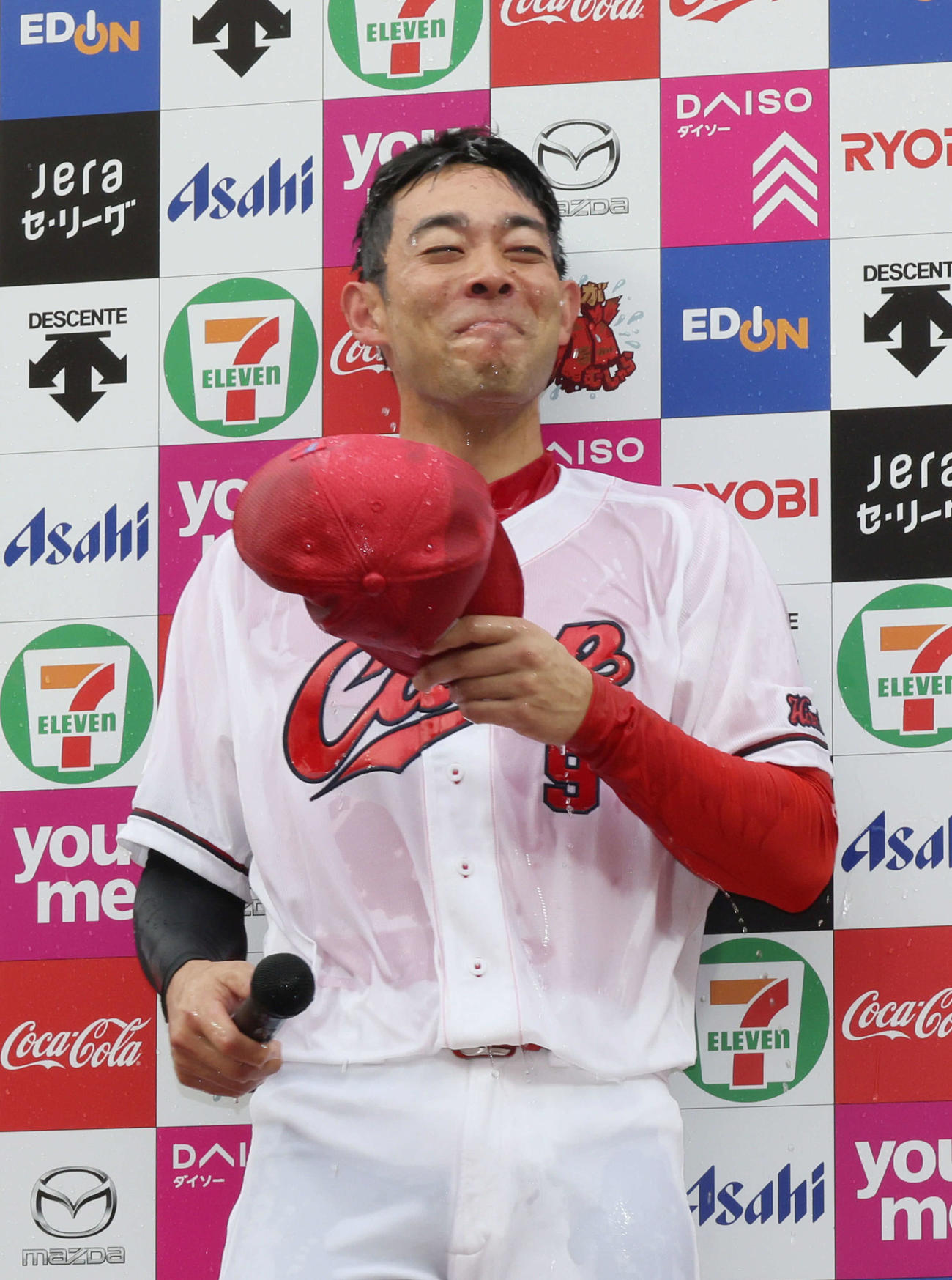 お立ち台でびしょぬれにされた秋山（撮影・加藤孝規）