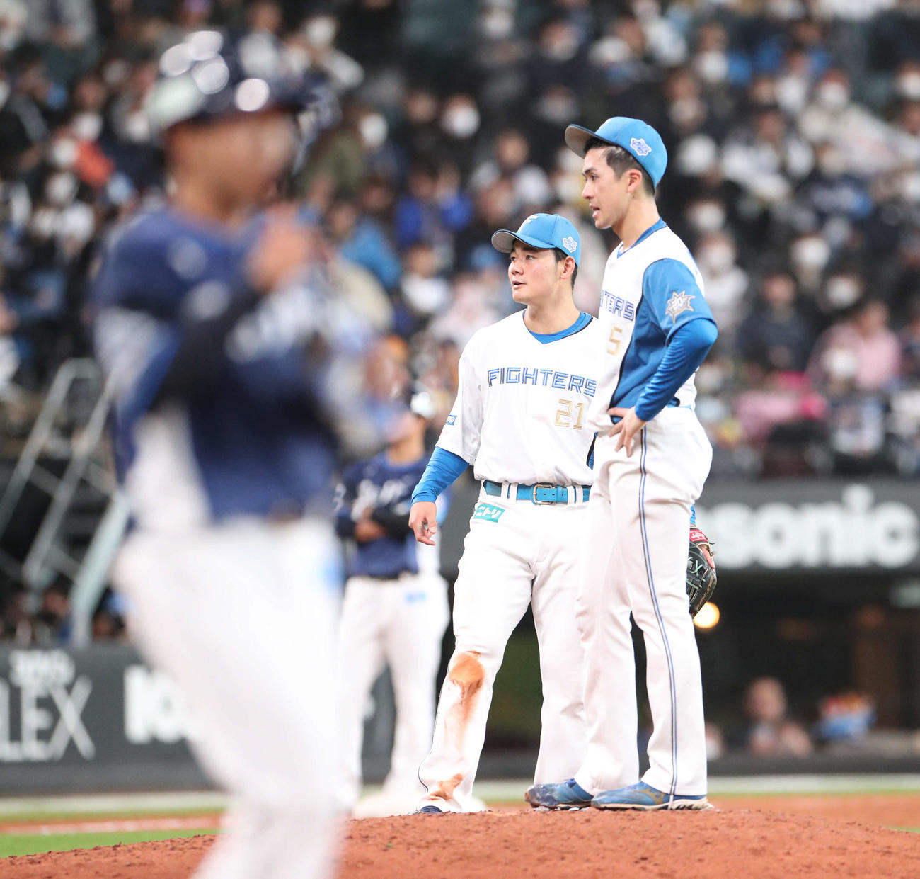 日本ハム対西武　6回表西武1死満塁、児玉（左手前）に押し出しとなる四球を与える上沢（撮影・佐藤翔太）