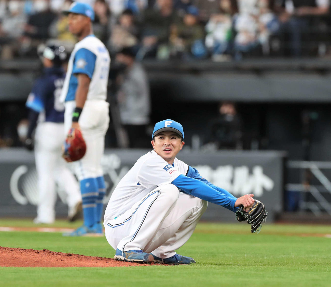 日本ハム対西武　5回表西武無死一塁、児玉の三ゴロでしゃがみこむ上沢（撮影・黒川智章）