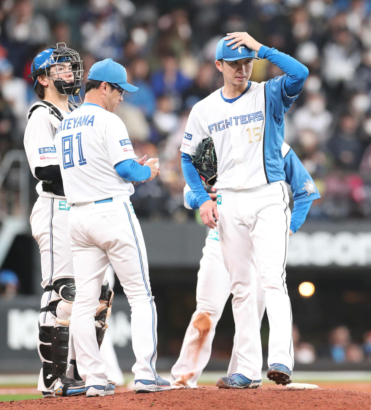 日本ハム対西武　6回表、降板する上沢（撮影・佐藤翔太）