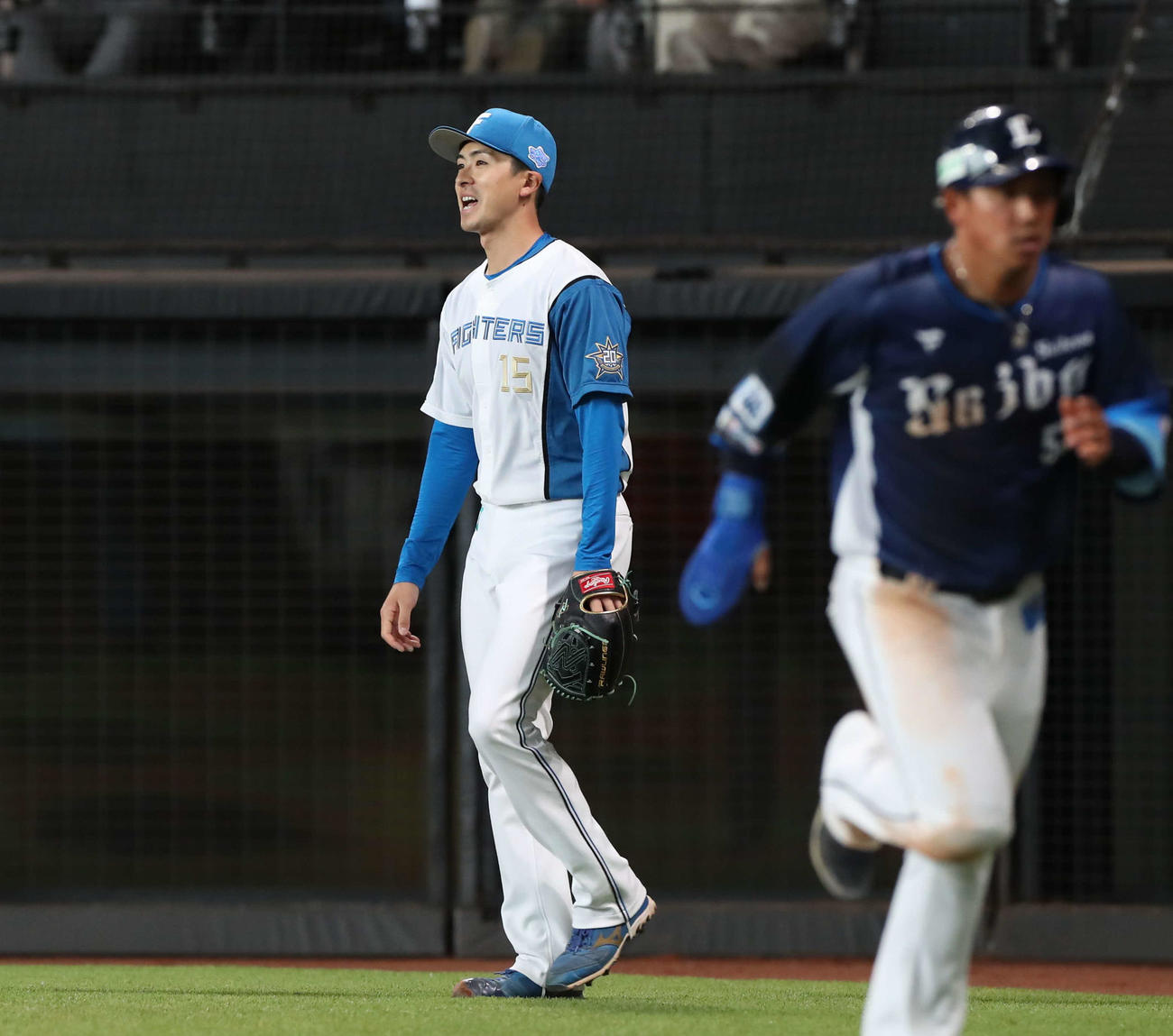 日本ハム対西武　4回表西武1死一、二塁、マキノンに適時打を浴び苦笑いの上沢（撮影・黒川智章）