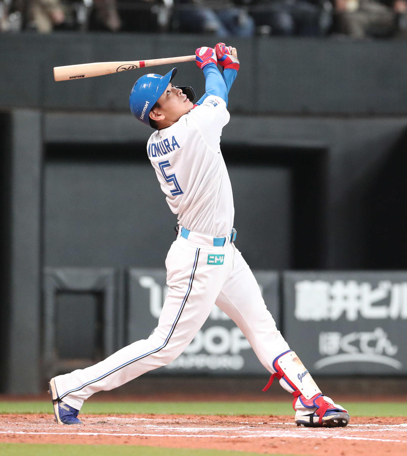 日本ハム対西武　6回裏日本ハム2死一塁、右邪飛に終わる野村（撮影・佐藤翔太）