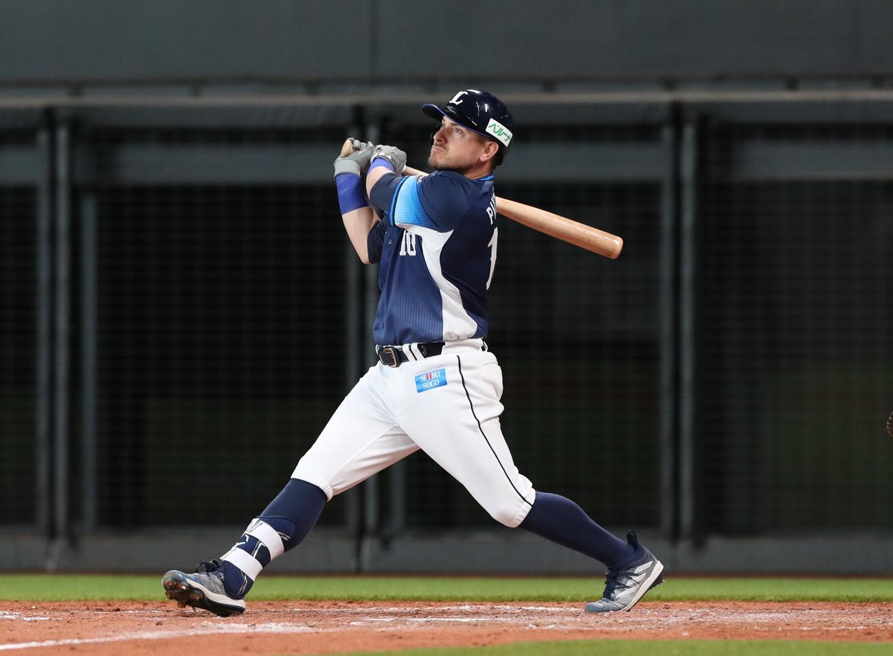 日本ハム対西武　4回表西武2死二、三塁、左翼線に2点適時二塁打を放つペイトン（撮影・黒川智章）
