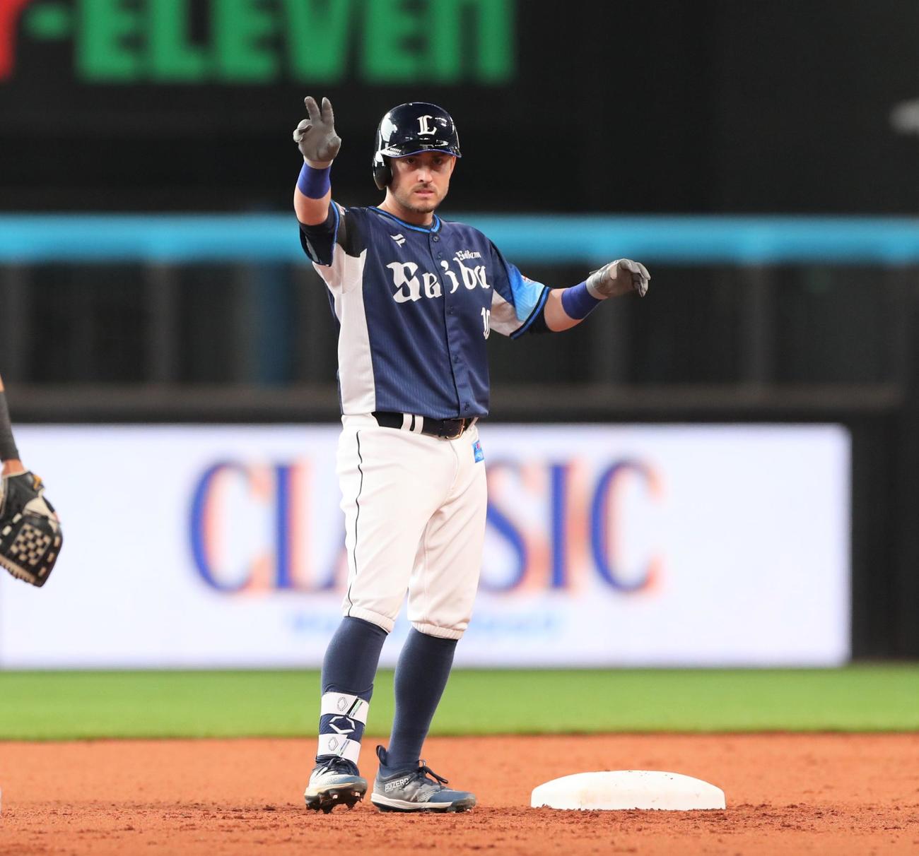 日本ハム対西武　4回表西武2死二、三塁、左翼線に2点適時二塁打を放ちポーズをとるペイトン（撮影・黒川智章）