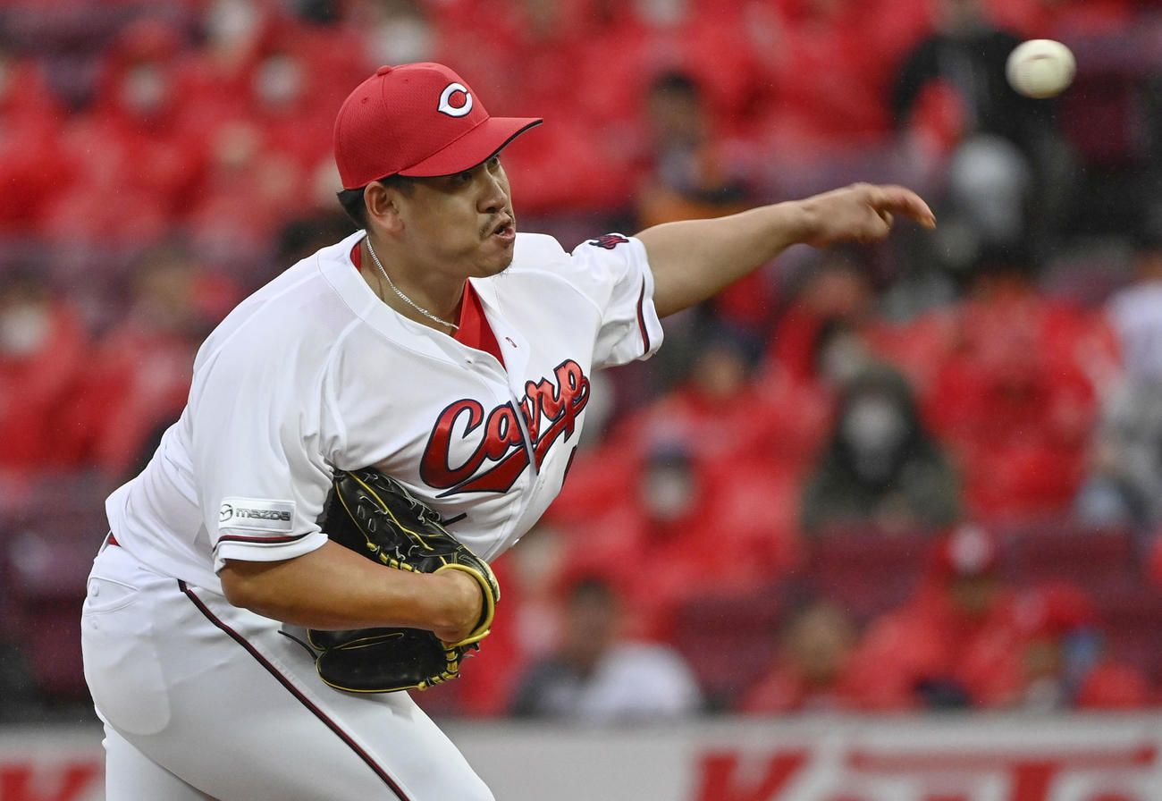 9回に登板し、移籍後初勝利を挙げた広島戸根（共同）