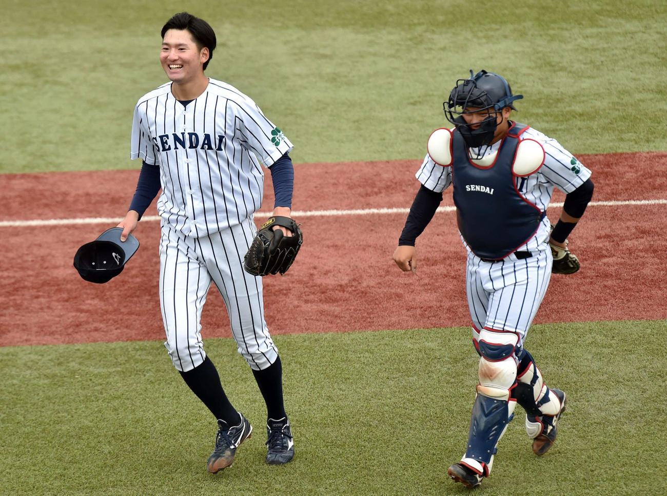 仙台大対宮城教育大　5回裏宮城教育大2死二塁、奪三振でピンチを切り抜け、笑顔を見せる仙台大・相原（左）（撮影・相沢孔志）