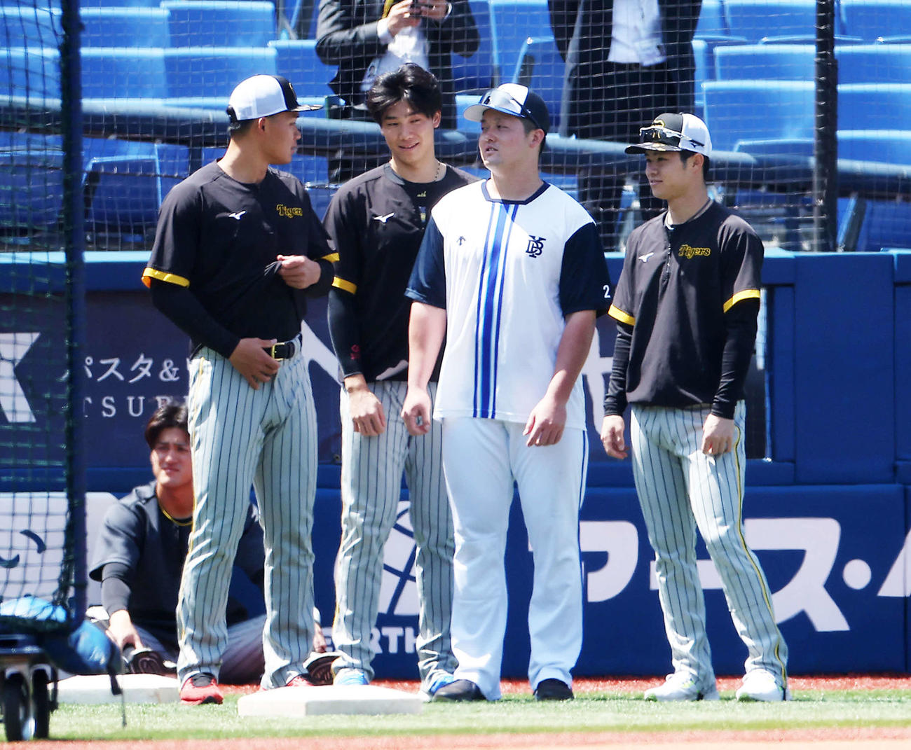 DeNA対阪神　試合前、DeNA牧（右から2人目）と言葉を交わす阪神の、左から森下、湯浅、1人おいて中野（撮影・河田真司）