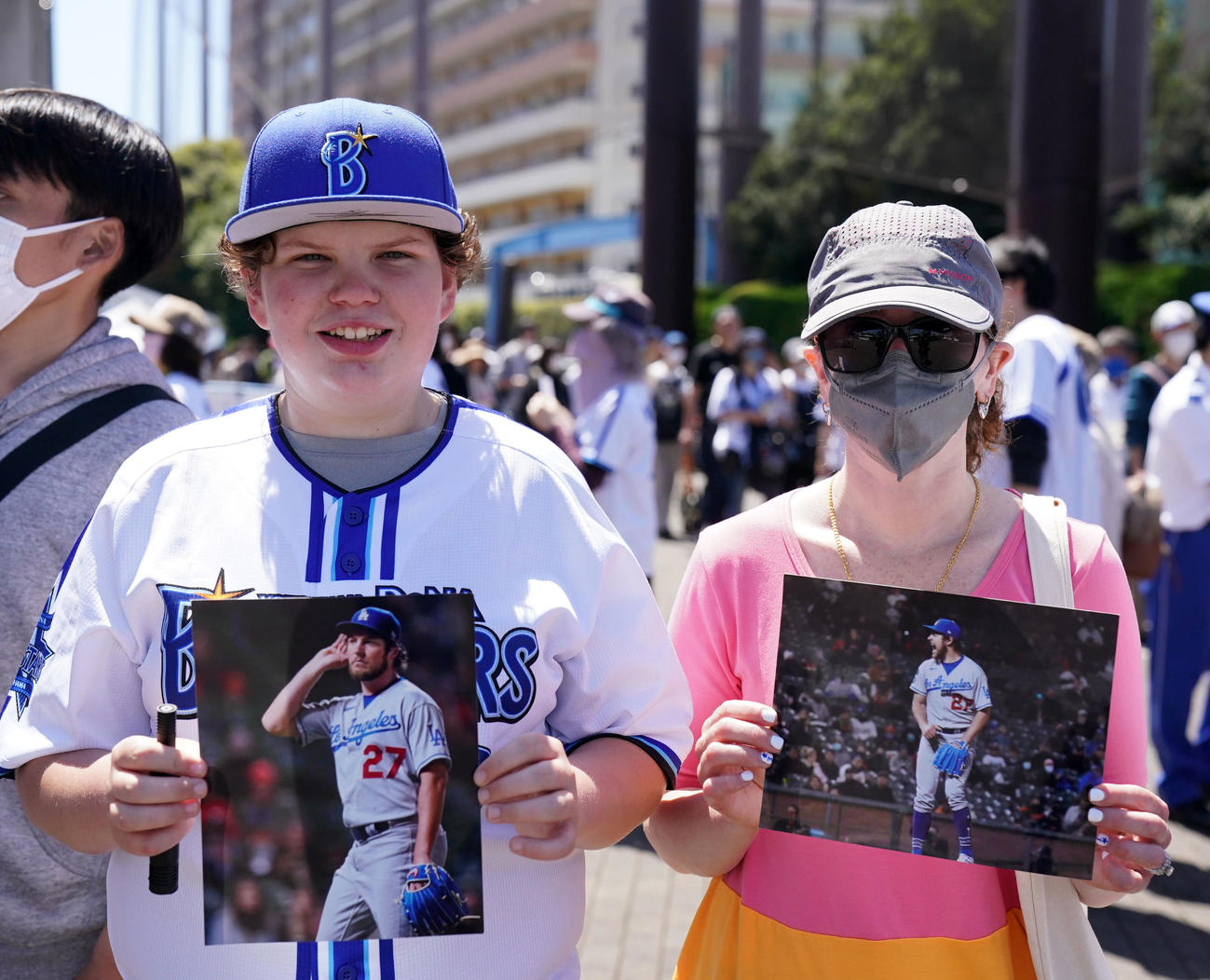 DeNA対西武　メジャー時代の写真を手にDeNAバウアーを待つファン（撮影・横山健太）