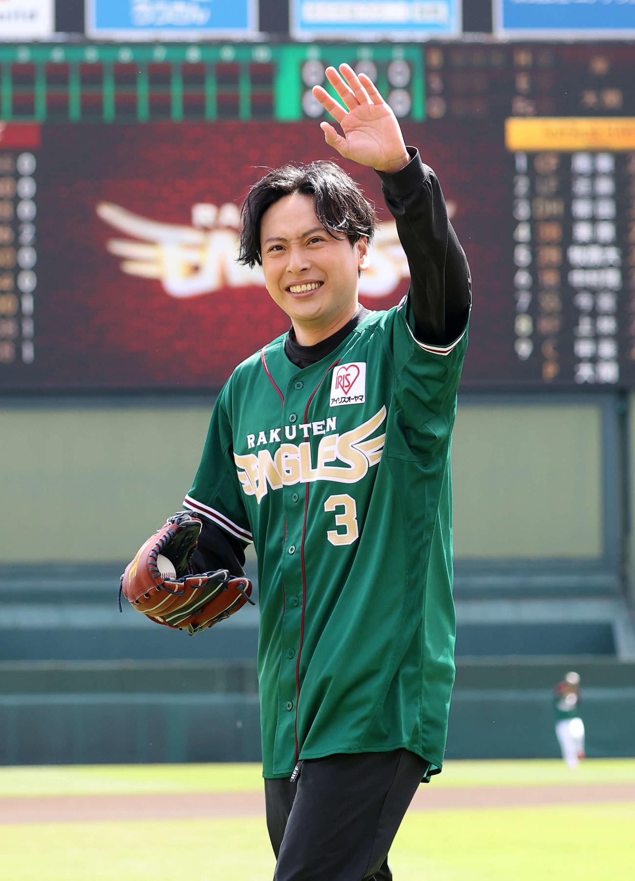 楽天対ソフトバンク　始球式を終え手を振る三代目　J Soul Brothersの山下健二郎（撮影・鈴木正人）