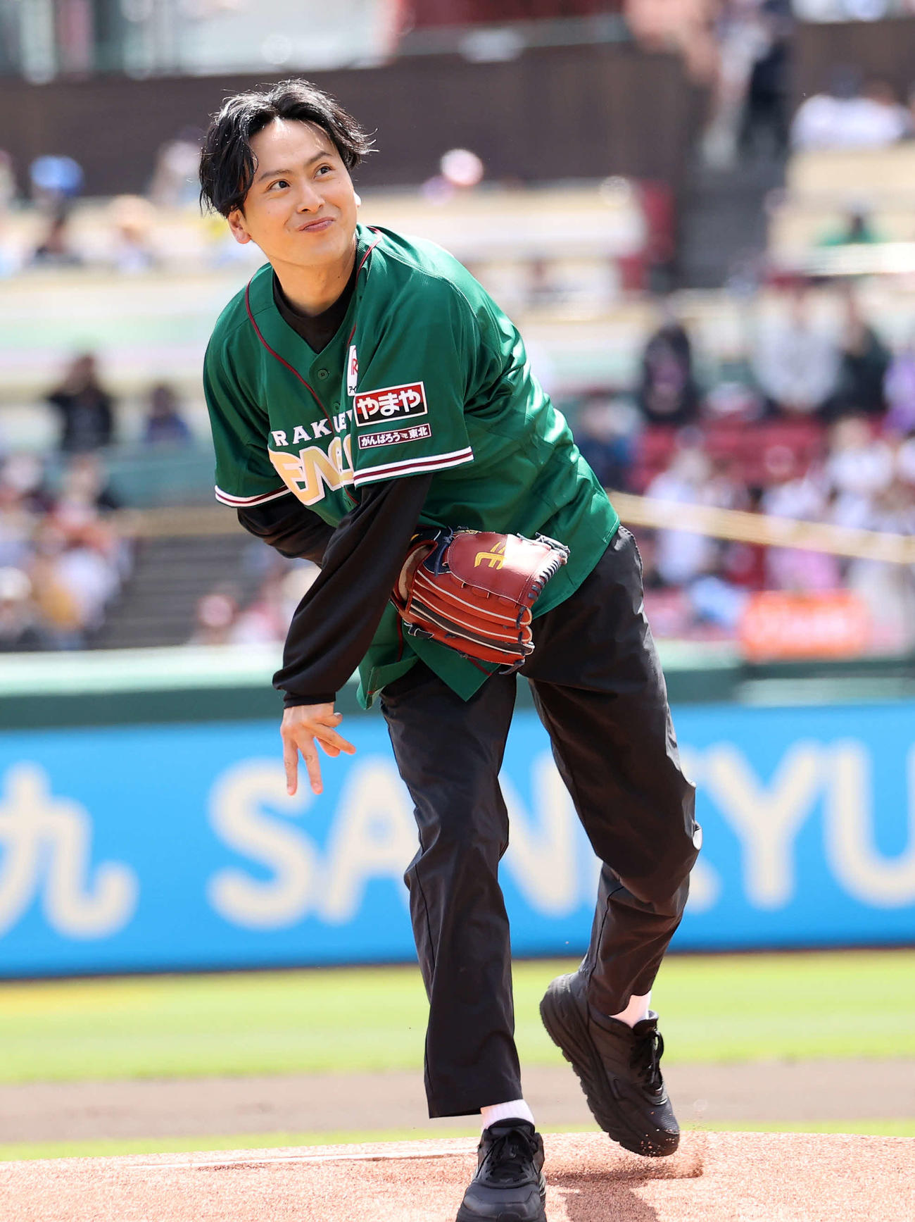 楽天対ソフトバンク　始球式に臨む三代目　J Soul Brothersの山下健二郎（撮影・鈴木正人）
