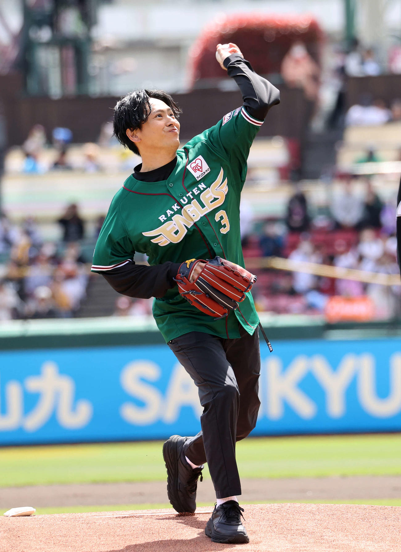 楽天対ソフトバンク　始球式に臨む三代目　J Soul Brothersの山下健二郎（撮影・鈴木正人）