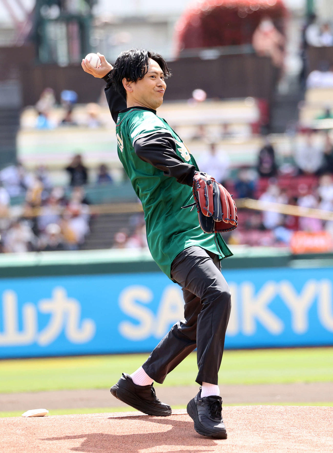 楽天対ソフトバンク　始球式に臨む三代目　J Soul Brothersの山下健二郎（撮影・鈴木正人）