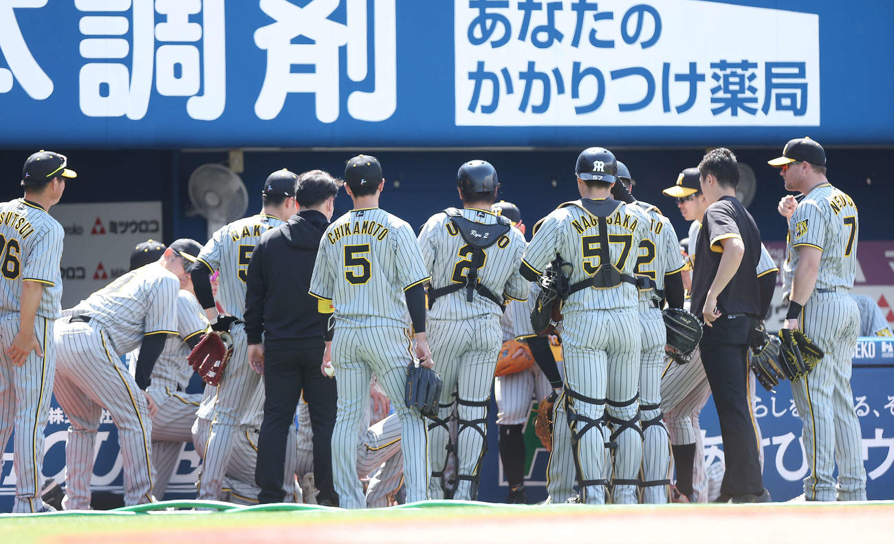 DeNA対阪神　試合前円陣を組む阪神ナイン（撮影・河田真司）