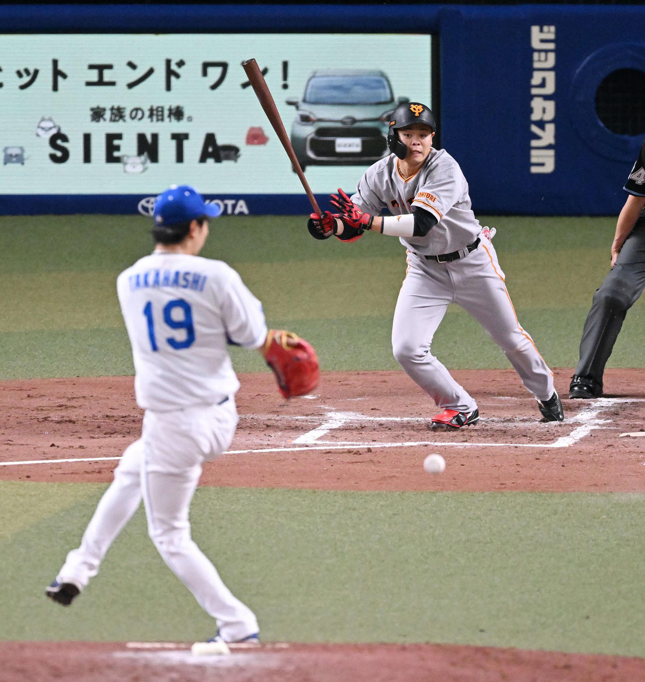 中日対巨人　2回表巨人無死満塁、中山は先制の中前適時打を放つ。投手高橋宏（撮影・滝沢徹郎）