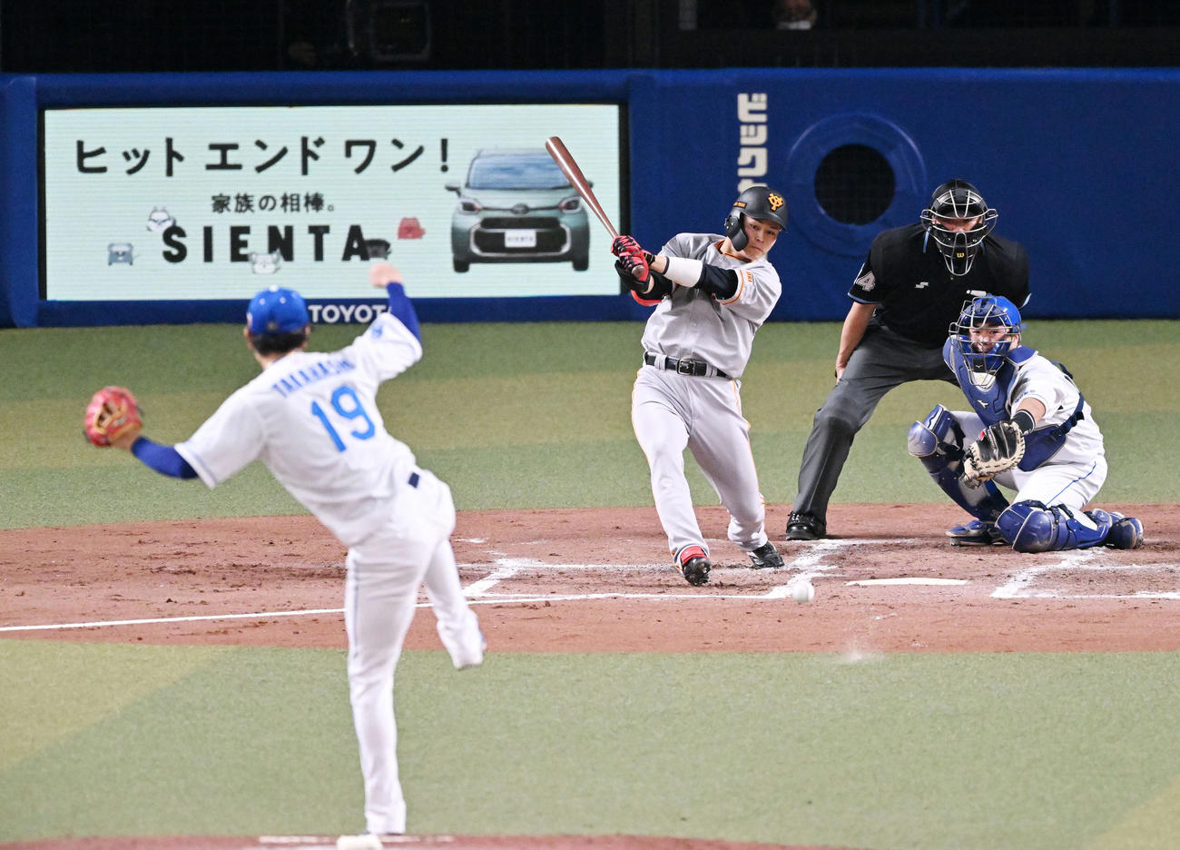中日対巨人　2回表巨人無死満塁、中山は先制の中前適時打を放つ。投手高橋宏（撮影・滝沢徹郎）