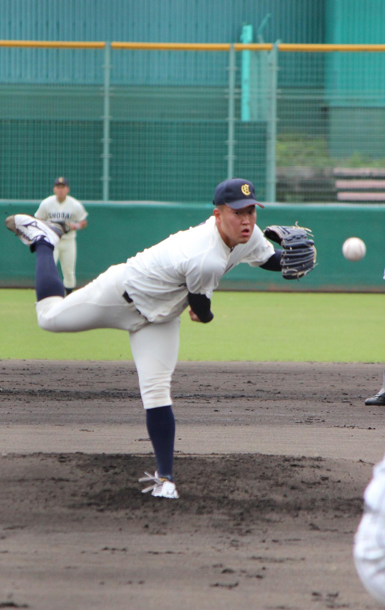 大商大－龍谷大　力投する大商大・上田（撮影・柏原誠）