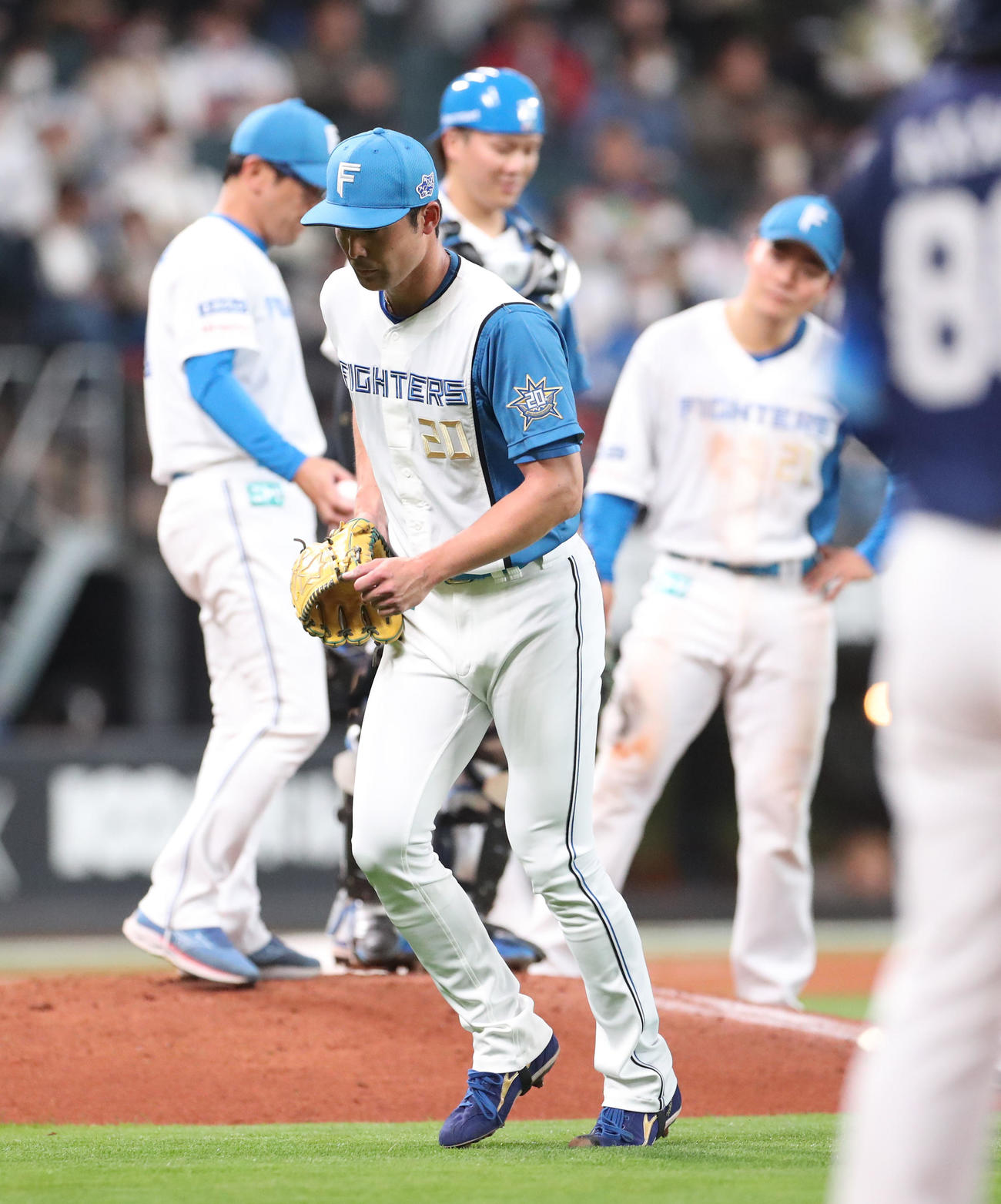 日本ハム対西武　5回表途中で降板する上原（撮影・佐藤翔太）