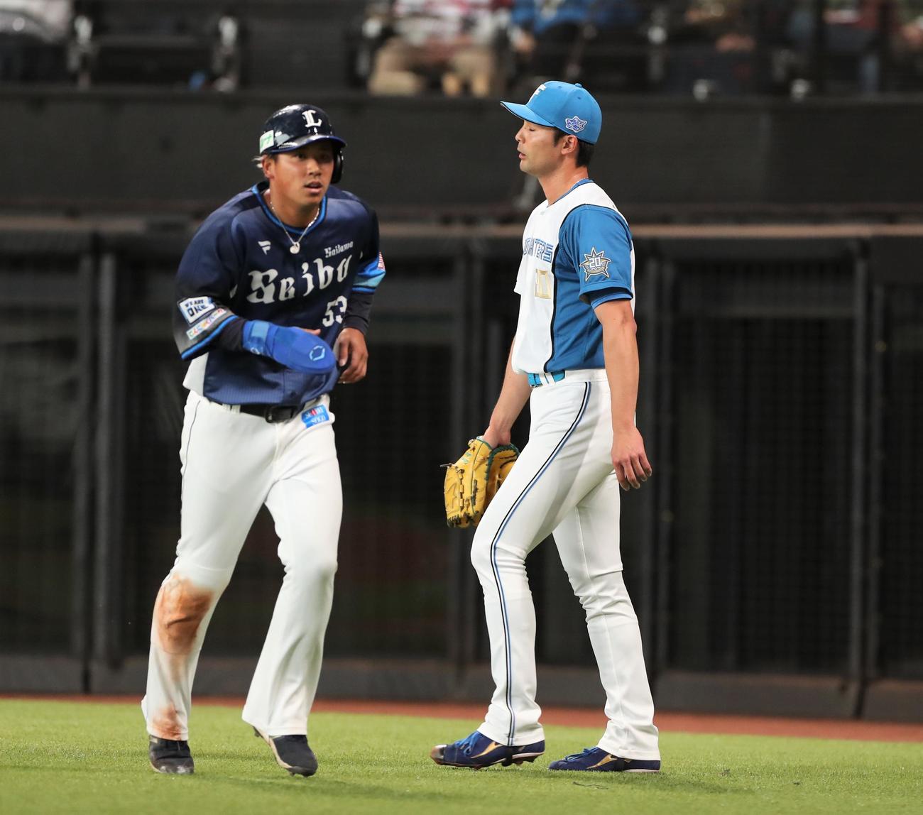 日本ハム対西武　3回表西武2死二塁、呉念庭に右前適時打を浴びる上原。左は生還した愛斗（撮影・黒川智章）