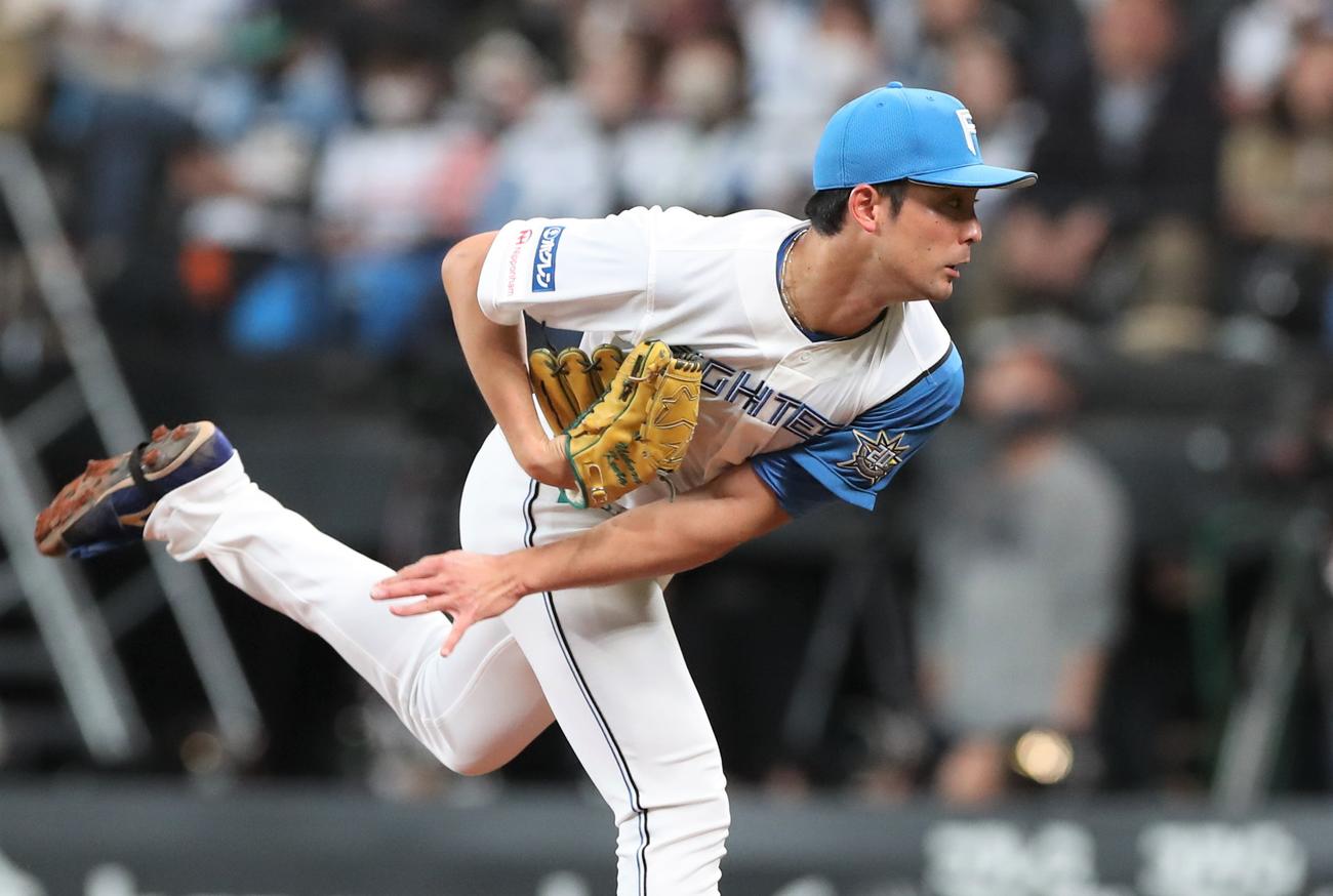 日本ハム対西武　日本ハム先発の上原（撮影・黒川智章）