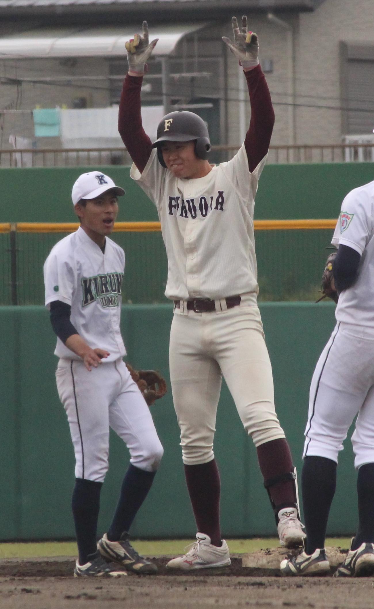 6回表福岡大2死二塁、左越え適時二塁打でガッツポーズする薮田源内野手（撮影・菊川光一）