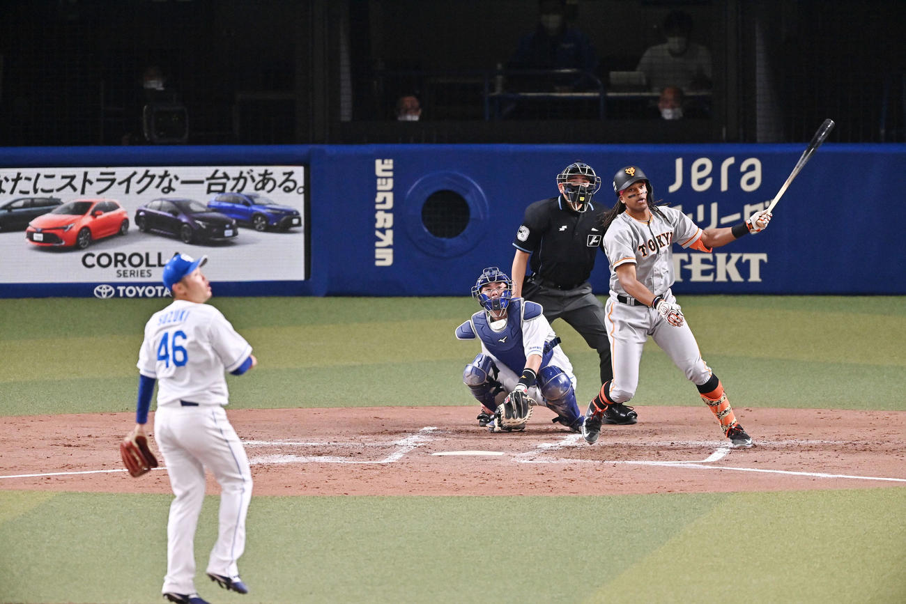 中日対巨人　2回表巨人2死二塁、ウォーカーは左中間へ2点本塁打を放つ。投手鈴木（撮影・滝沢徹郎）