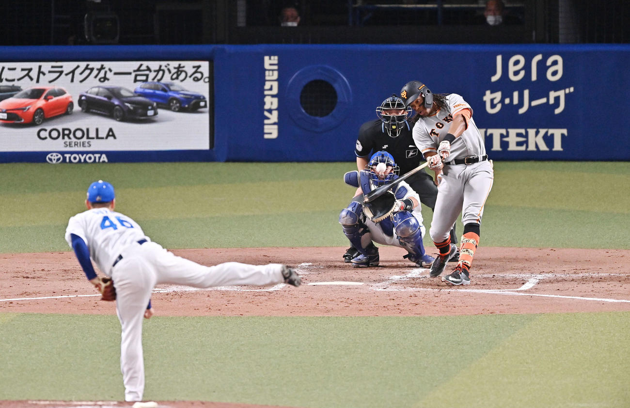 中日対巨人　2回表巨人2死二塁、ウォーカーは左中間へ2点本塁打を放つ。投手鈴木（撮影・滝沢徹郎）