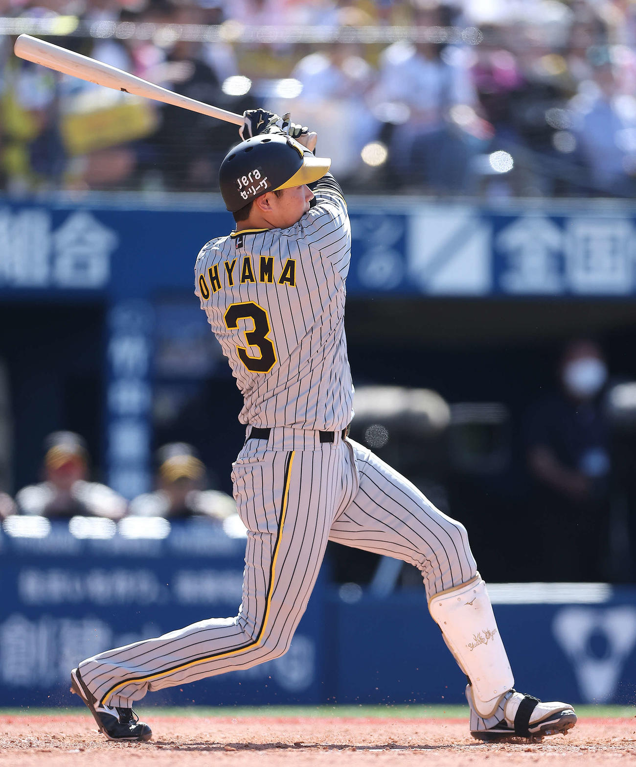 DeNA対阪神　4回表阪神2死、左越えソロ本塁打を放つ大山（撮影・河田真司）