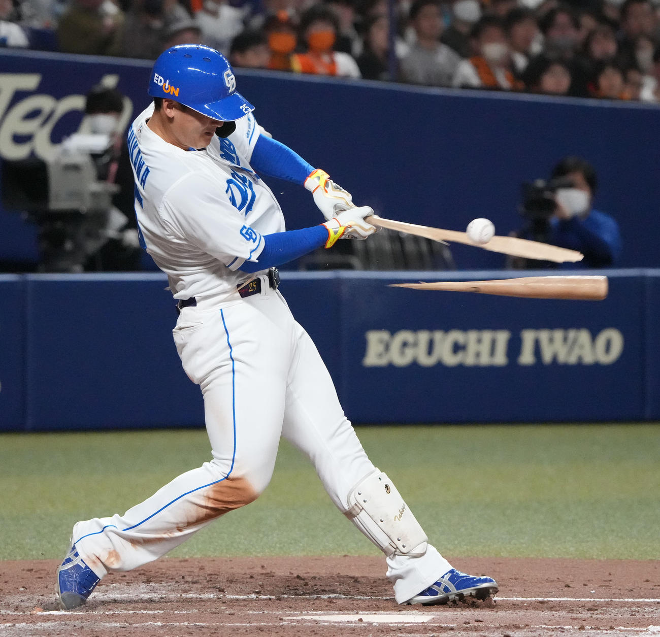 中日対巨人　2回裏中日2死三塁、三塁適時内野安打を放つ石川昂（撮影・森本幸一）