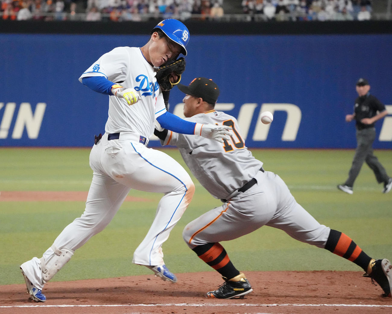 中日対巨人　2回裏中日2死三塁、三塁適時内野安打を放ち一塁手の中田翔と交錯する石川昂（左）（撮影・森本幸一）