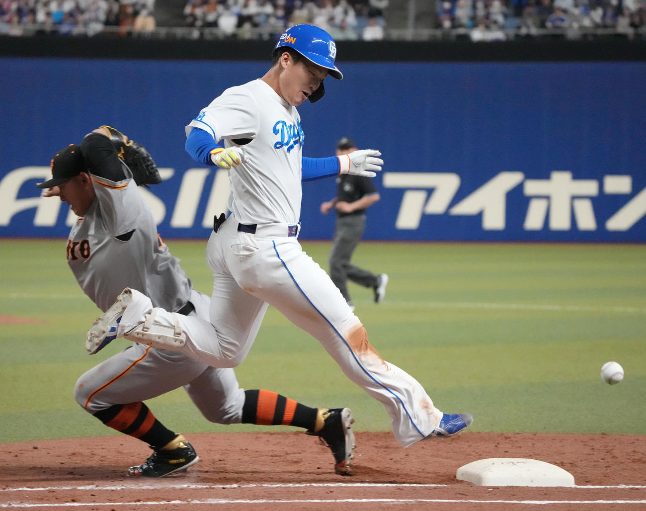 中日対巨人　2回裏中日2死三塁、三塁適時内野安打を放ち一塁手の中田翔と交錯する石川昂（右）（撮影・森本幸一）