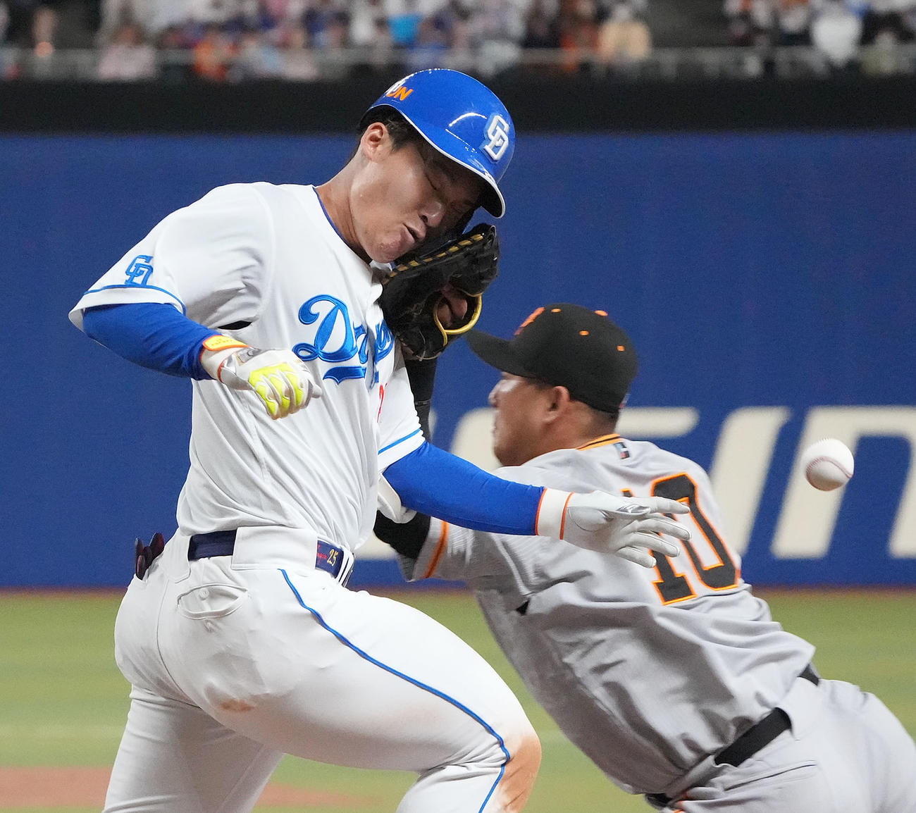 中日対巨人　2回裏中日2死三塁、三塁適時内野安打を放ち一塁手の中田翔と交錯する石川昂（左）（撮影・森本幸一）