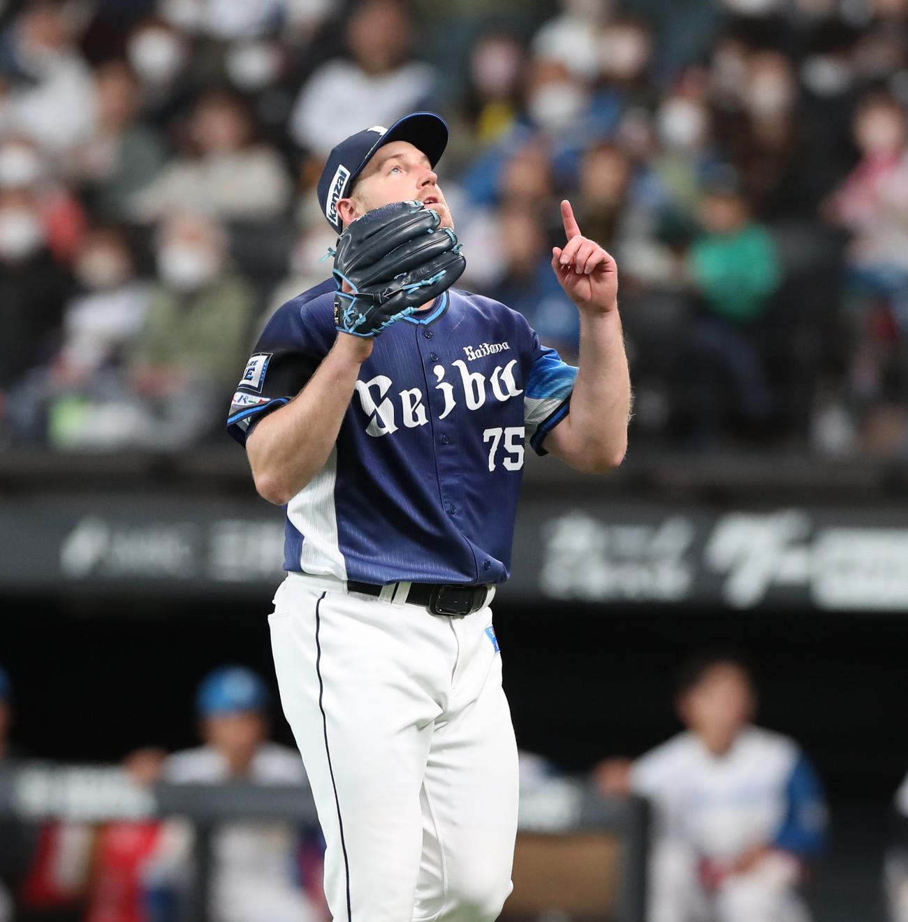 日本ハム対西武　2回裏、打者を3人で抑えポーズをとるエンス（撮影・黒川智章）