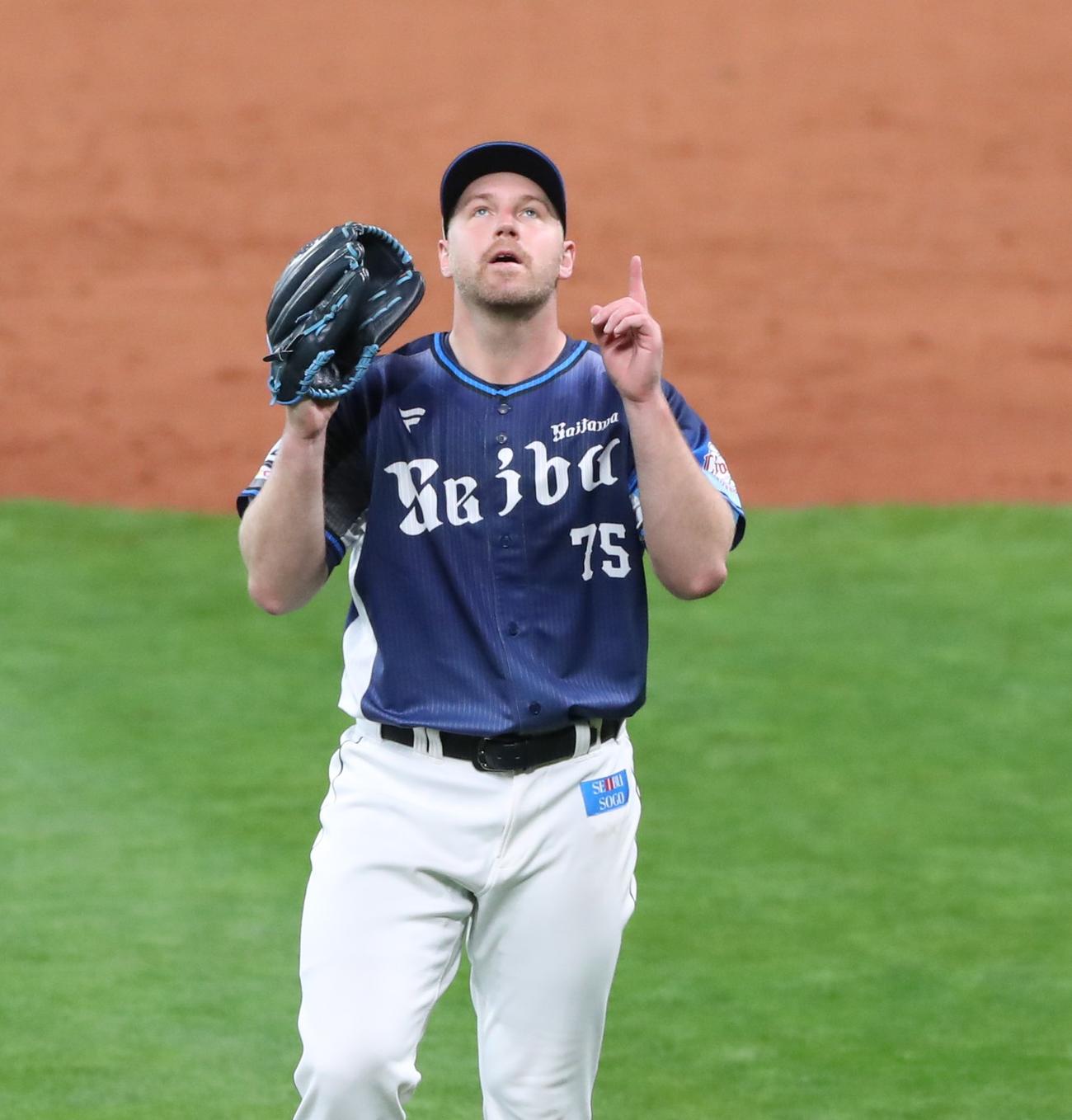 日本ハム対西武　5回裏、無安打に抑えポーズをとるエンス（撮影・黒川智章）