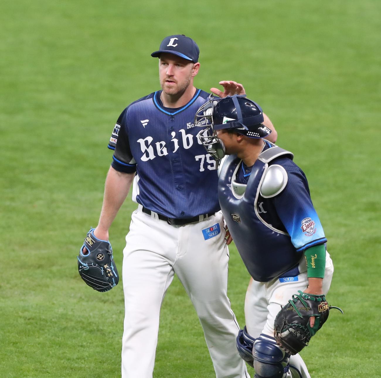日本ハム対西武　5回裏、無安打に抑え柘植の頭をたたくエンス（撮影・黒川智章）