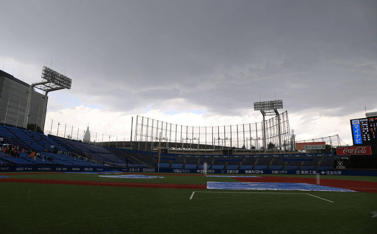 法大対立大　12回裏立大1死の場面で、豪雨中断となり、真っ黒な雲からヒョウが振ってきた（撮影・浅見桂子）