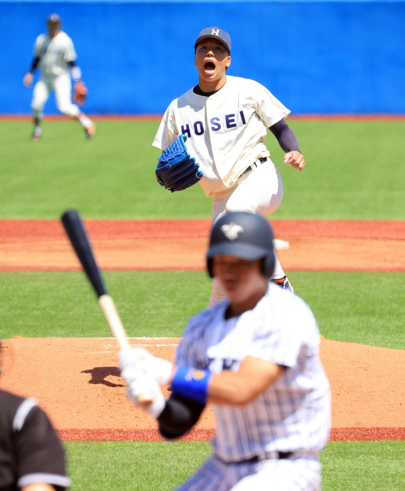 法大対立大　1回裏立大1死、菅谷を三振に仕留め雄たけびを上げる尾崎（撮影・浅見桂子）