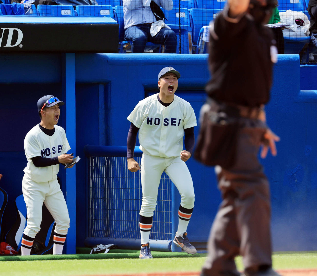 法大対立大　7回裏立大2死一、二塁、齊藤大を三振に仕留め、ベンチで雄たけびを上げ喜ぶ尾崎（中央）（撮影・浅見桂子）